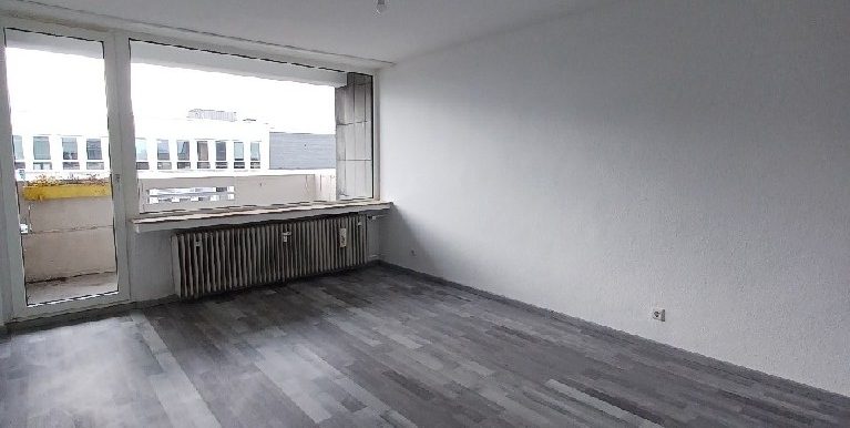 Wohnzimmer mit Balkon