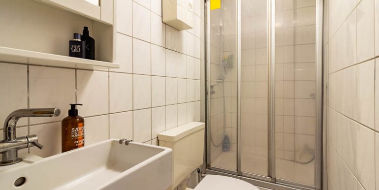 Modernes Bad mit Dusche – Das kompakte und helle Badezimmer mit einer komfortablen Dusche.