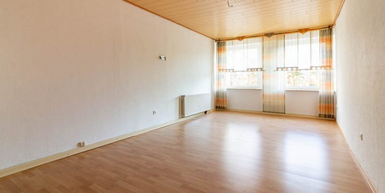 Ob eine große Wohnlandschaft oder eine kleine Sofa-Ecke - gemütliche Abende mit der Familie sind in diesem Wohnzimmer im 1.Obergeschoss garantiert!