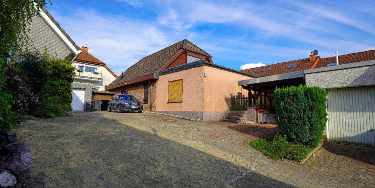 Zugang zum Haus und Garage