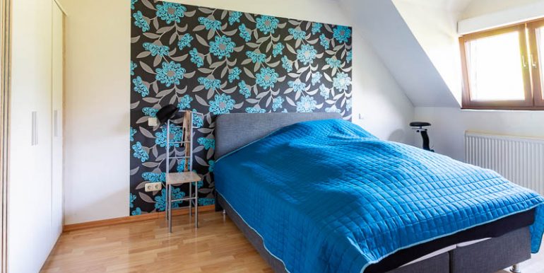 Geräumige Schlafzimmer: Lichtdurchflutete Schlafzimmer bieten viel Platz für individuelle Gestaltung und persönlichen Rückzug.