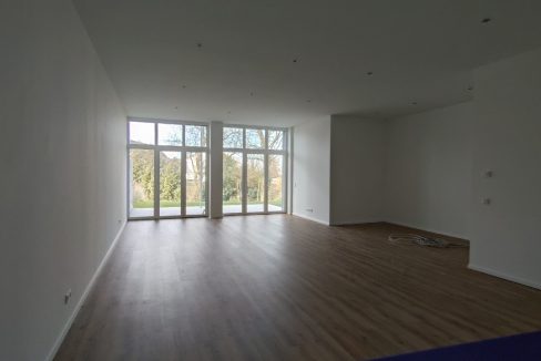 Wohnzimmer mit offener Küche